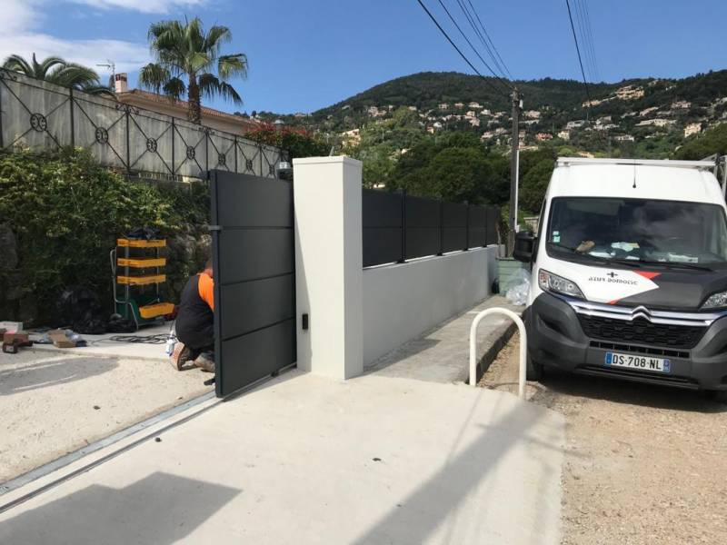 Installation de portail automatique coulissant en aluminium à Mandelieu-La-Napoule 06