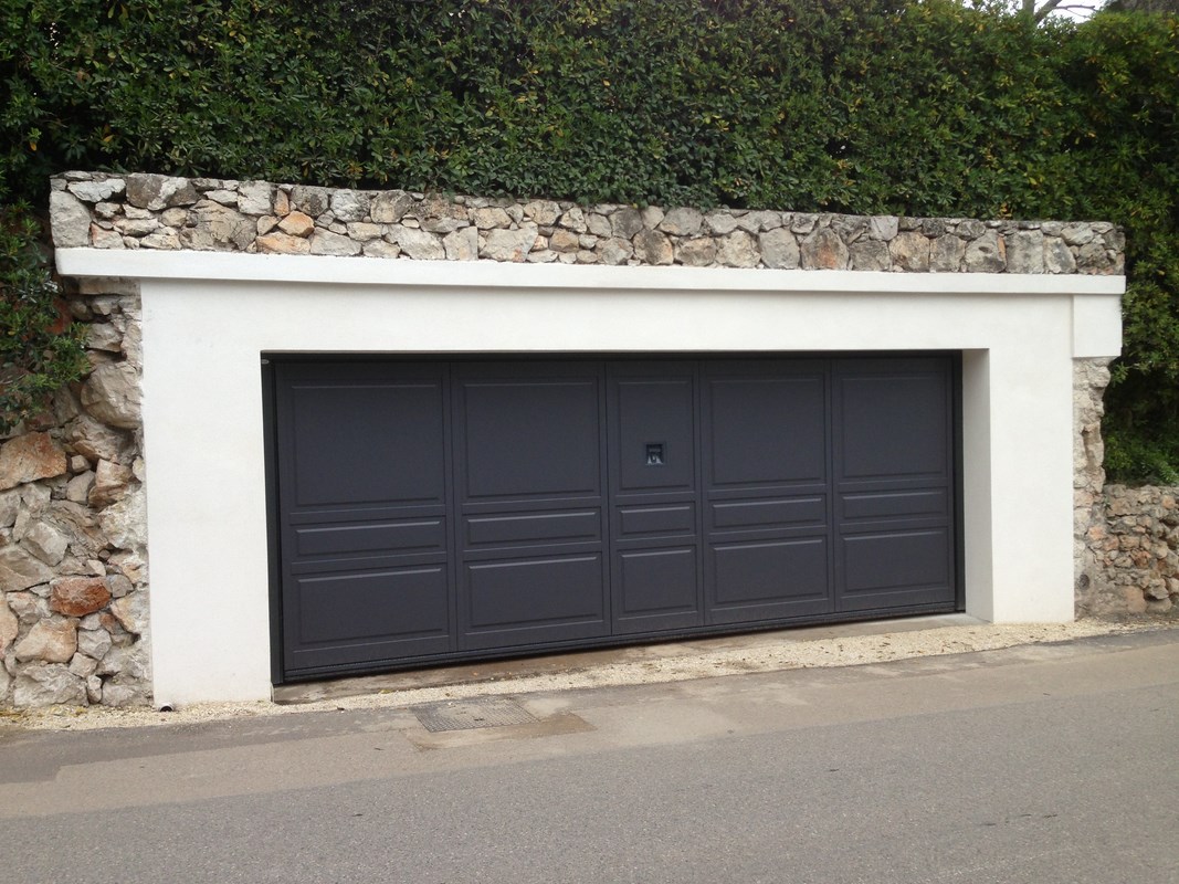 Porte de garage basculante aluminium gris noir sur mesure SILVELOX à Mougins 06