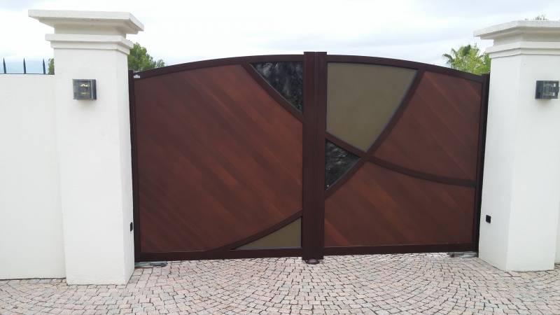 Portail aluminium stylisé et personnalisé marron et cuivre battant