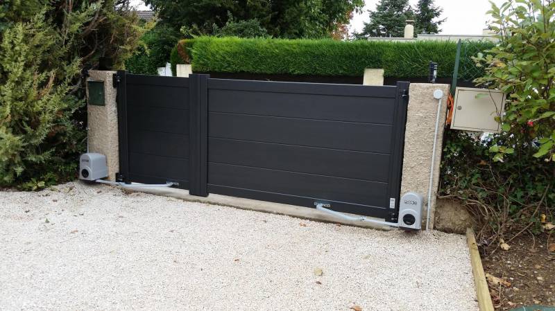 Installation de portail automatique coulissant en aluminium à Cannes 06