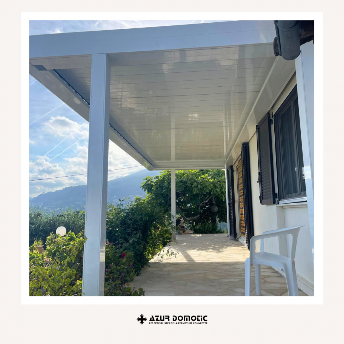 Pergola bioclimatique à toit plein blanc