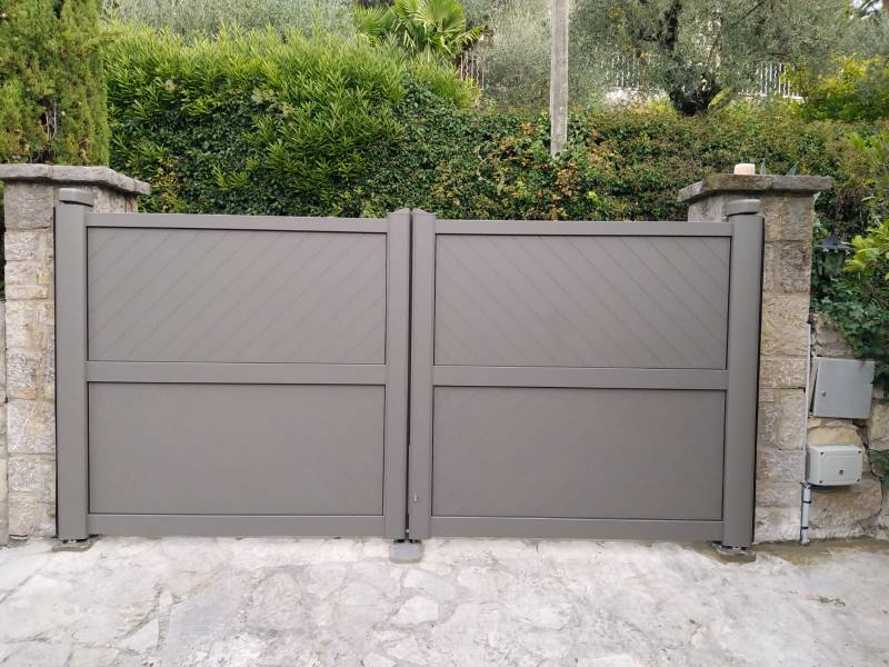 Portail aluminium gris battant