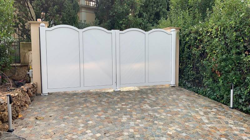 Portail aluminium original et arrondi blanc