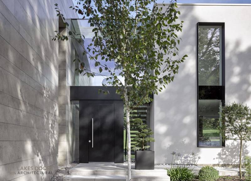 Pose porte d'entrée sur mesure pour villa 