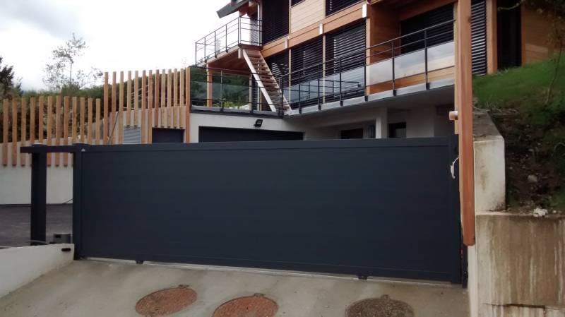 Installation de portail automatique coulissant en aluminium à Nice 06