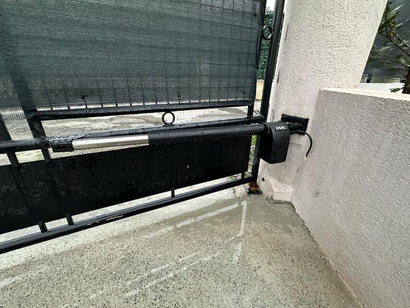 Motorisation portail battant (vue intérieure droite)