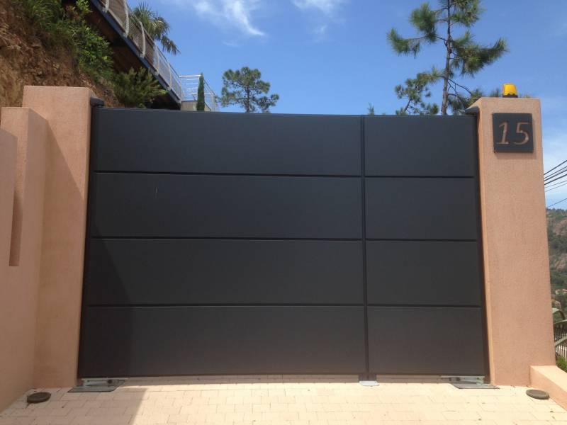 Installation de portail en aluminium soudé noir Tschoeppé pour une maison à Cannes 06