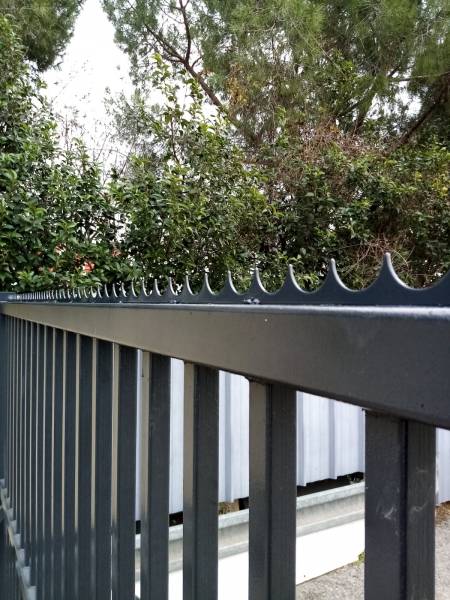 Portail copropriété en aluminium noir motorisé et coulissant à Valbonne 06