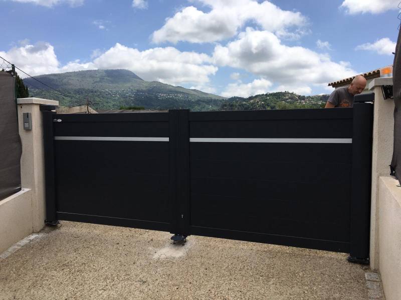 Installation de portail noir en aluminium - à Nice (06)