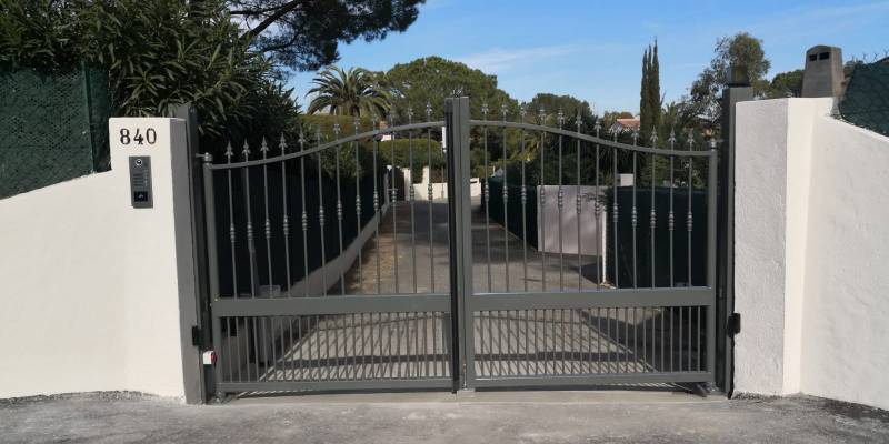 Installation de portail copropriété aluminium battant et motorisé à Mougins 06