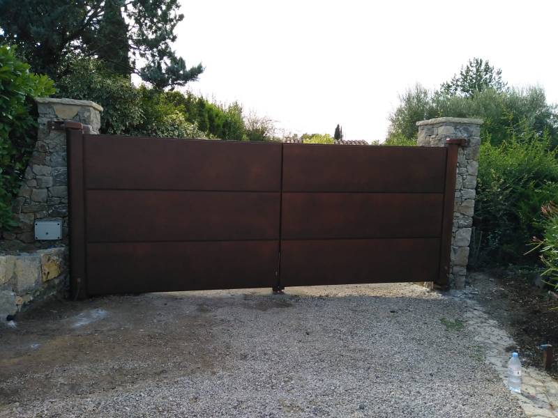 Portail aluminium effet cuivre battant