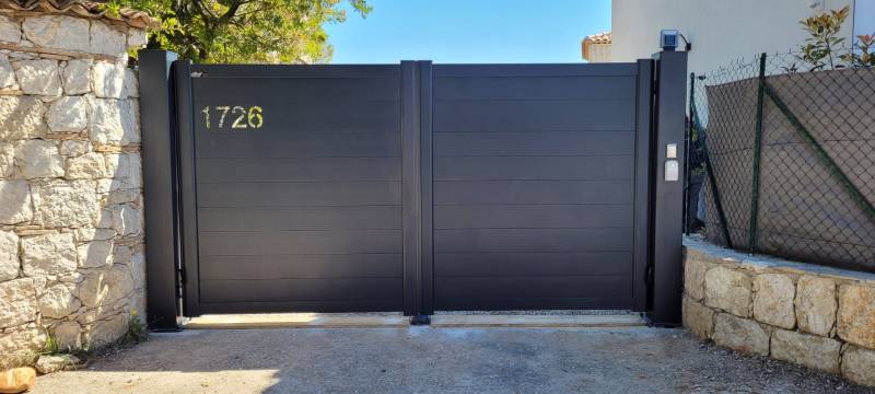 Portail aluminium gris anthracite battant avec numéro découpé