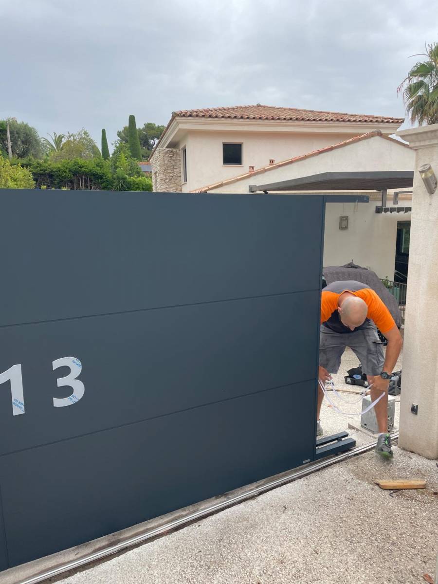 Pose sur rail d'un portail coulissant en aluminium