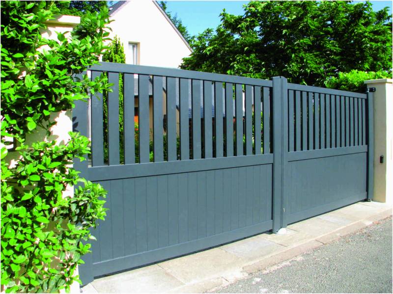 Portail gris en aluminium effet bois coulissant Tschoeppé à Mandelieu-La-Napoule (06)