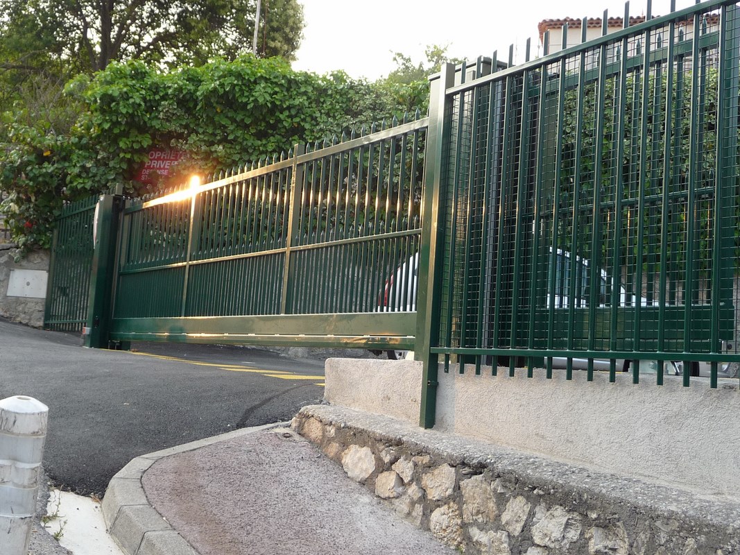 Portail coulissant autoportant - Le Cannet