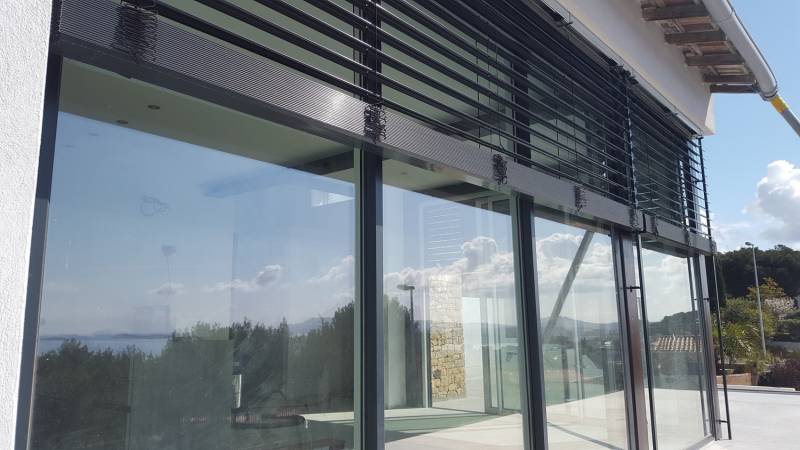 Pose de brise-soleil orientables pour grande baie-vitrée 