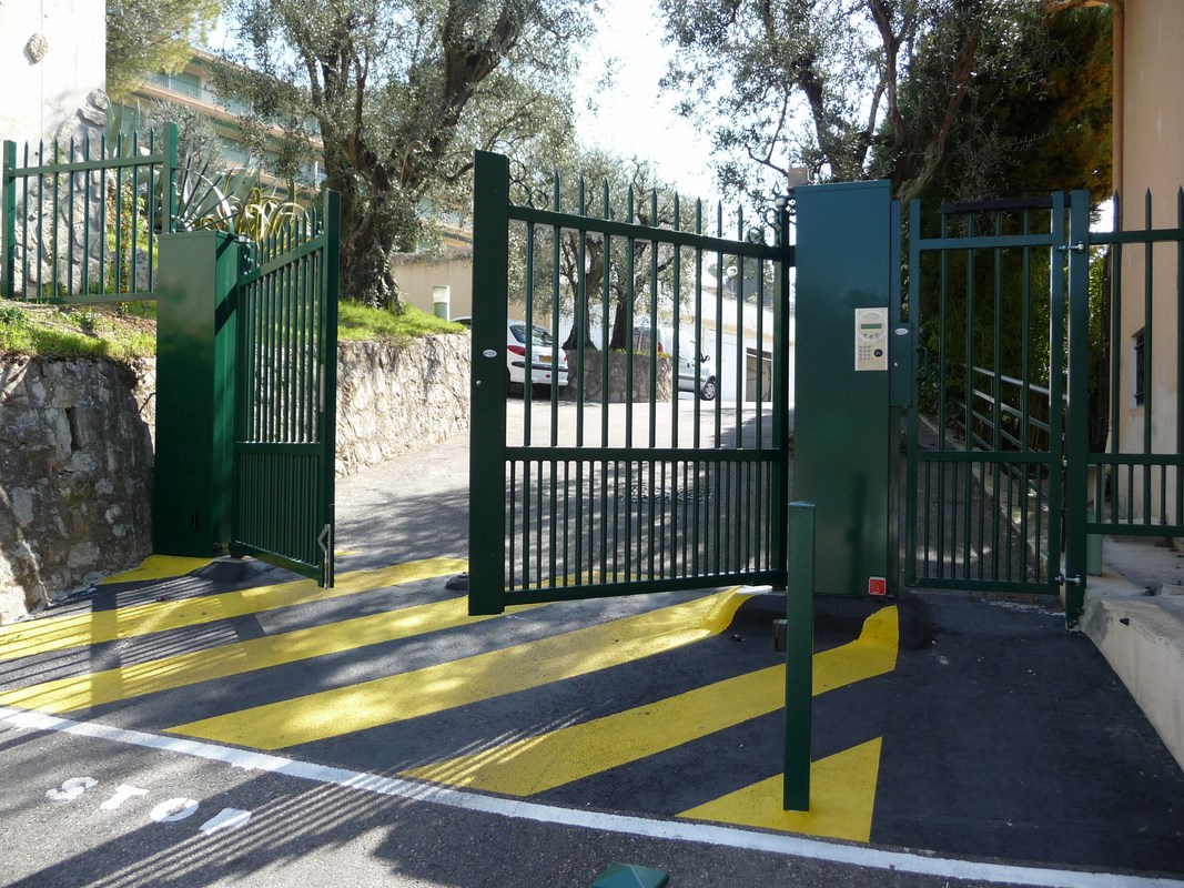 Portail et portillon copropriété avec contrôle d'accès complet INTRATONE 