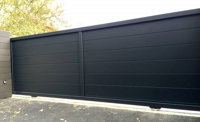 Installation de portail automatique coulissant en aluminium à Mandelieu-La-Napoule 06