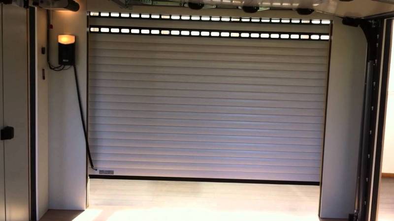 Installation de porte de garage en acier galvanisé Gamme Tertio de la marque LAKAL à Cannes 06