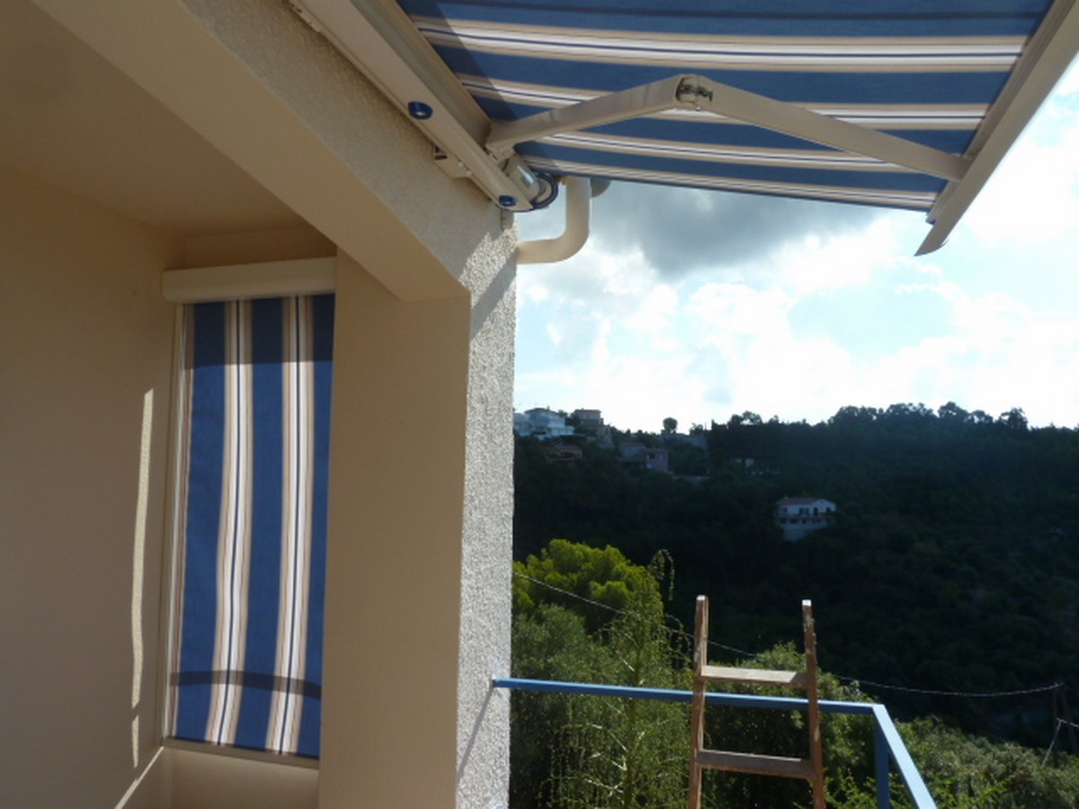 Store banne automatique avec éclairages intégrés à Mandelieu-La-Napoule 06