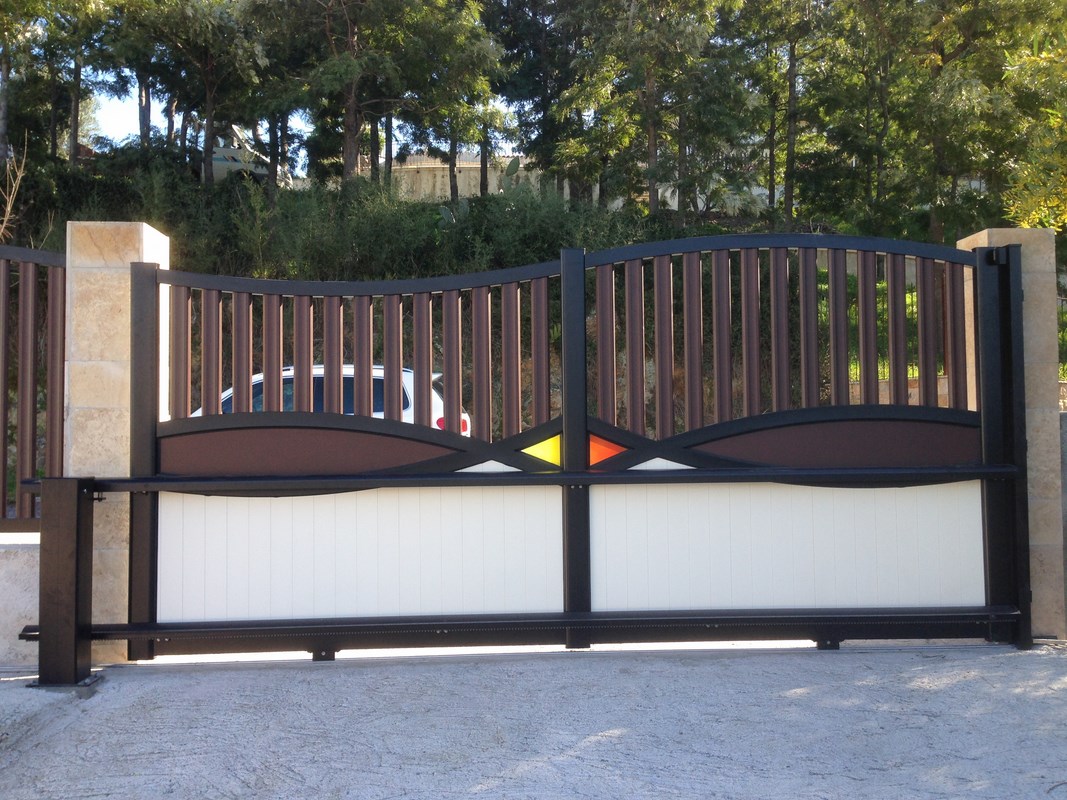 Portail aluminium coulissant avec incrustation de verre marron - Mouans-Sartoux (06)