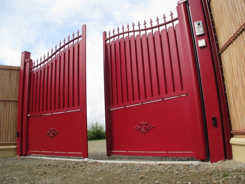 Installation de portail Alu 2 battants rouge - Opio (06) 