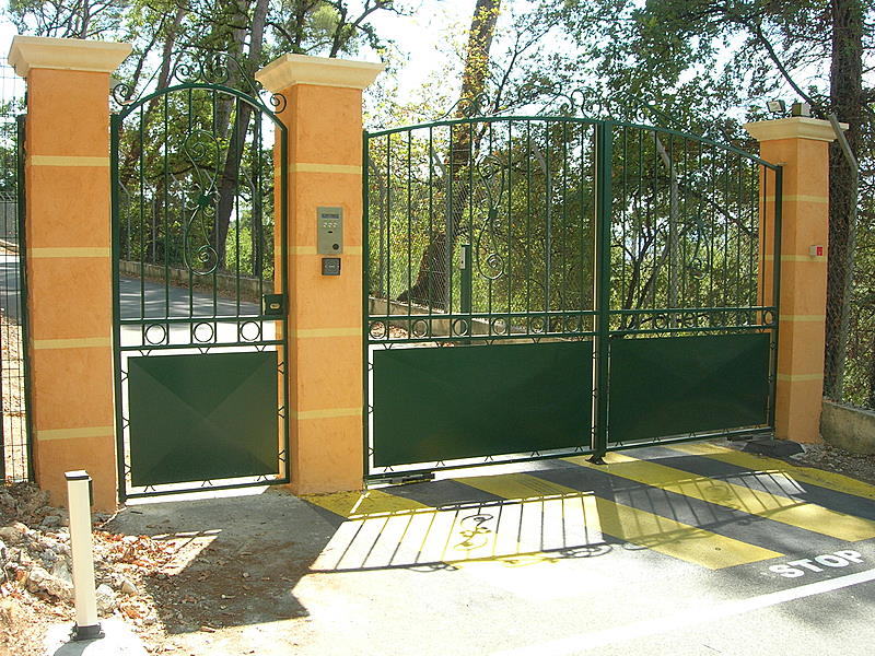 Portail copropriété 2 battants avec portillon aluminium vert à Grasse 06