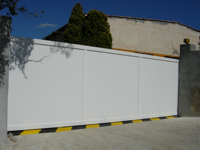 Portail copropriété coulissant aluminium blanc à Mouans-Sartoux 06