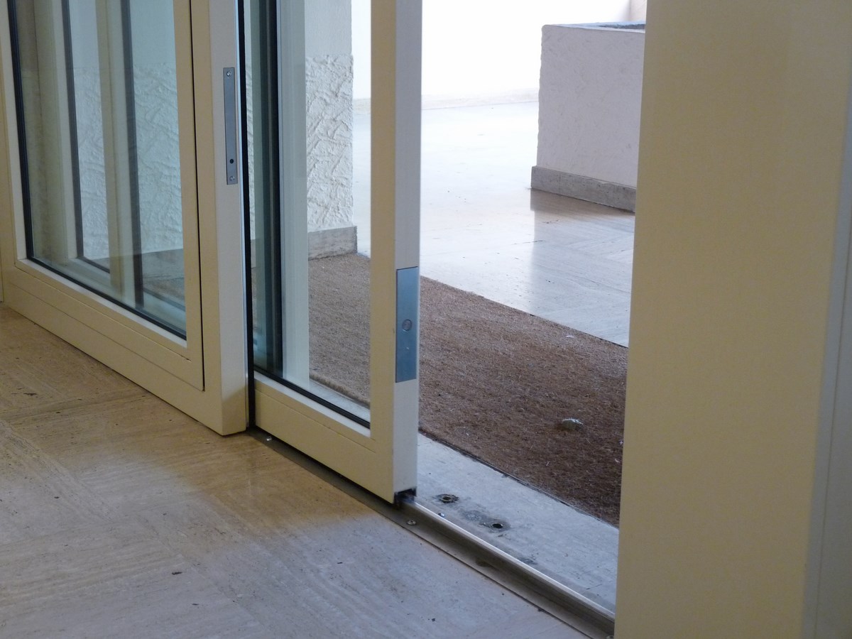 Porte d'entrée coulissante motorisante