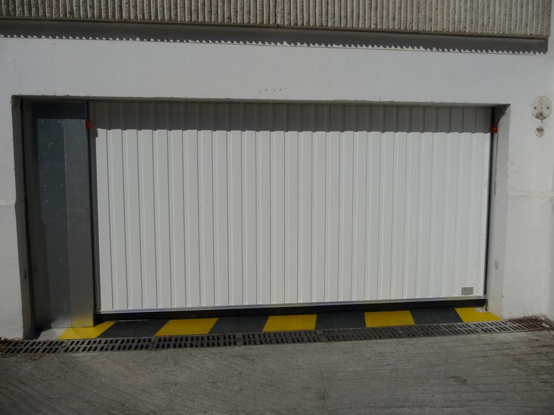 Porte de garage pleine alu blanche basculante SAFIR S400 à Cannes 06