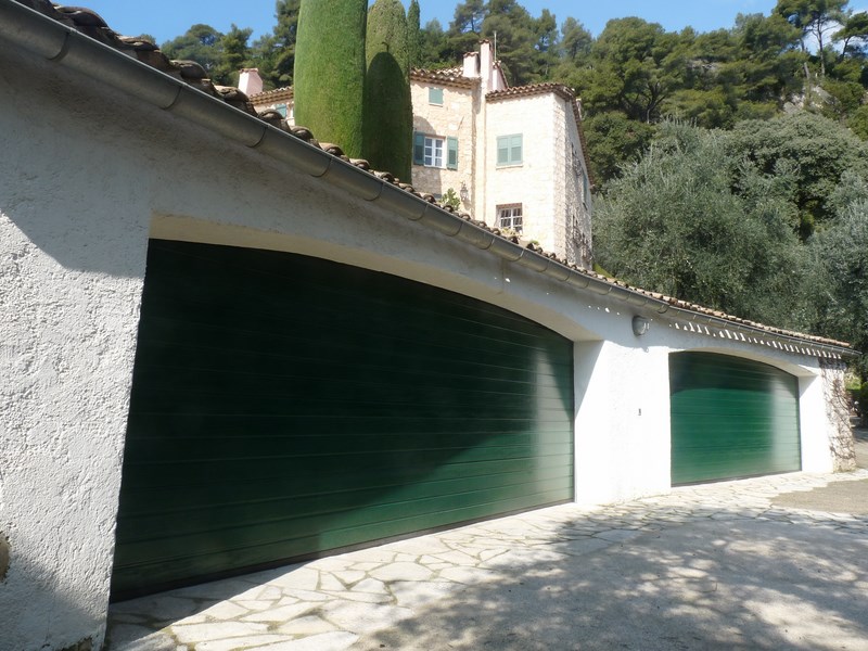 Portes de garage sectionnelles grandes largeurs 06 CHATEAUNEUF