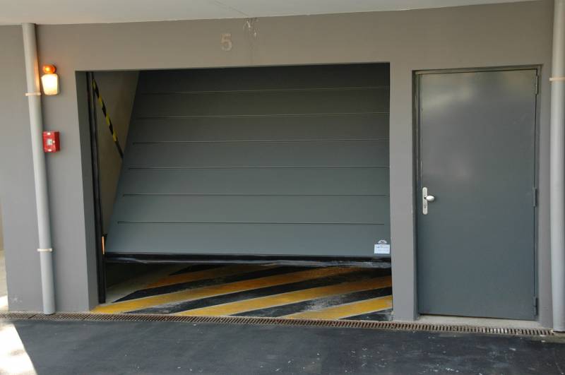 Pose de porte de garage avec motorisation à Mougins 