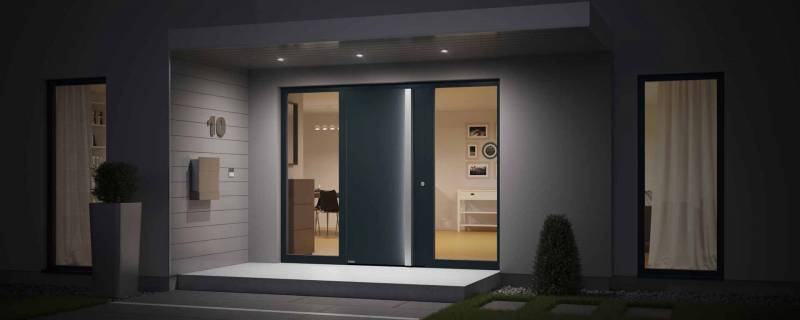 Porte d'entrée aluminium noir HORMANN design moderne à Cannes 06