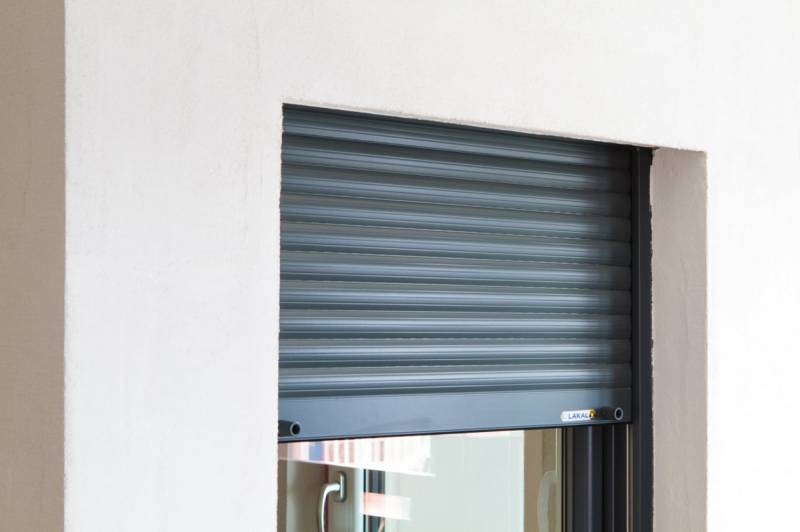 Installation volets roulants électrique en aluminium sur la ville Nice