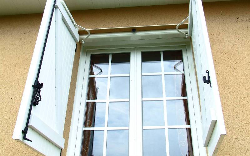 maison avec volets battant à barre à Antibes