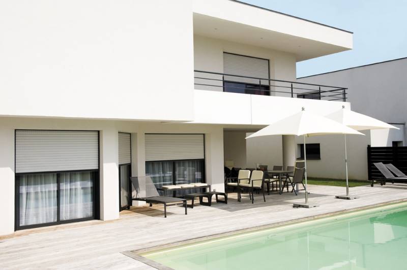 Volets roulants aluminium LAKAL piscine villa à Villeneuve-Loubet 06