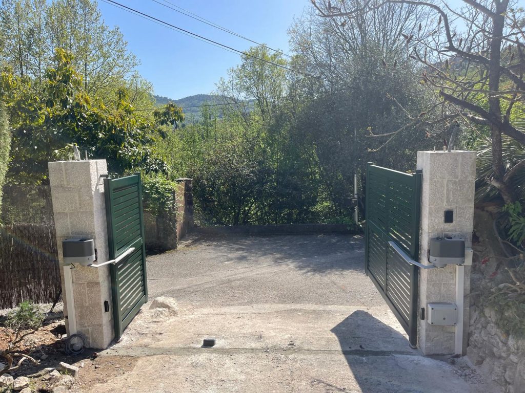 Motorisation d'un portail battant en aluminium avec ouverture vers l'exterieur.