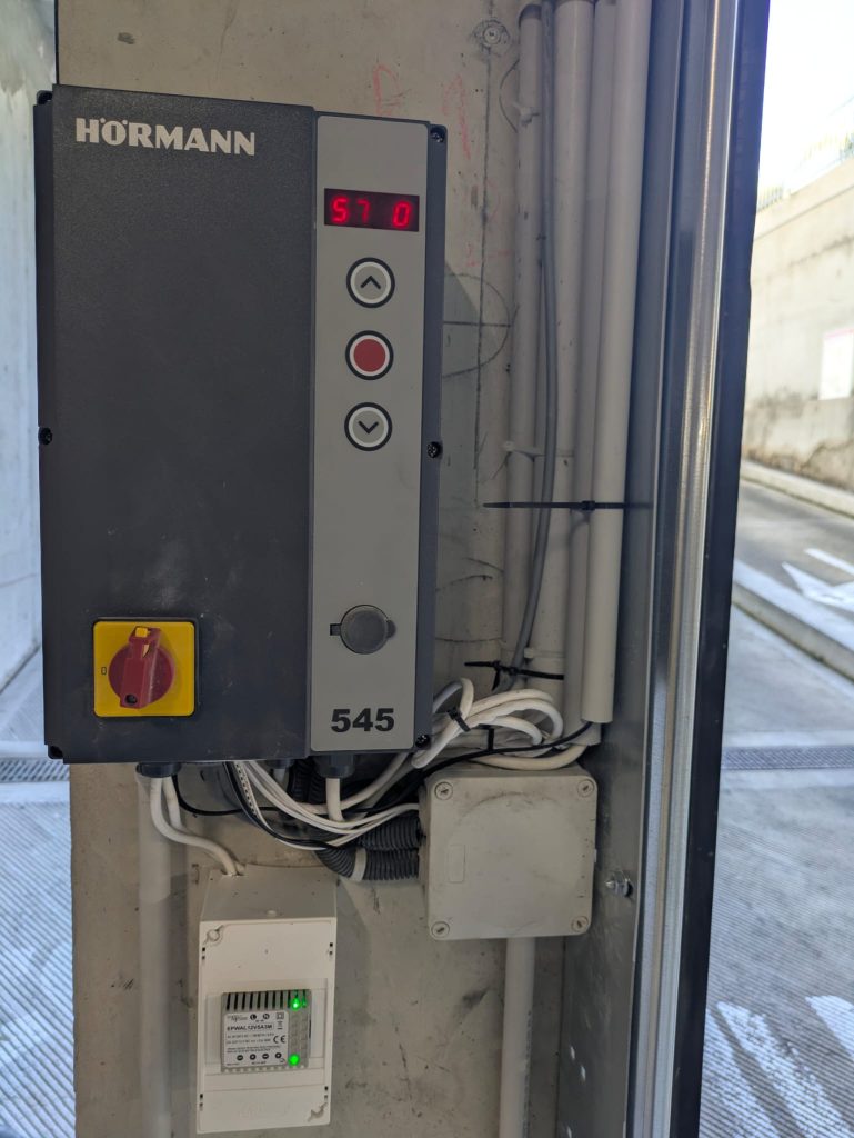 Porte sectionnelle industrielle Hörmann installée dans un parking professionnel à Nice