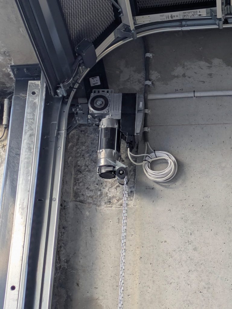 Motorisation industrielle Hörmann pour porte sectionnelle de parking à Nice
