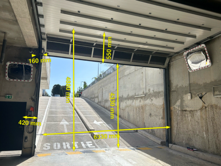 Métrage d'une porte sectionnelle industrielle à Nice