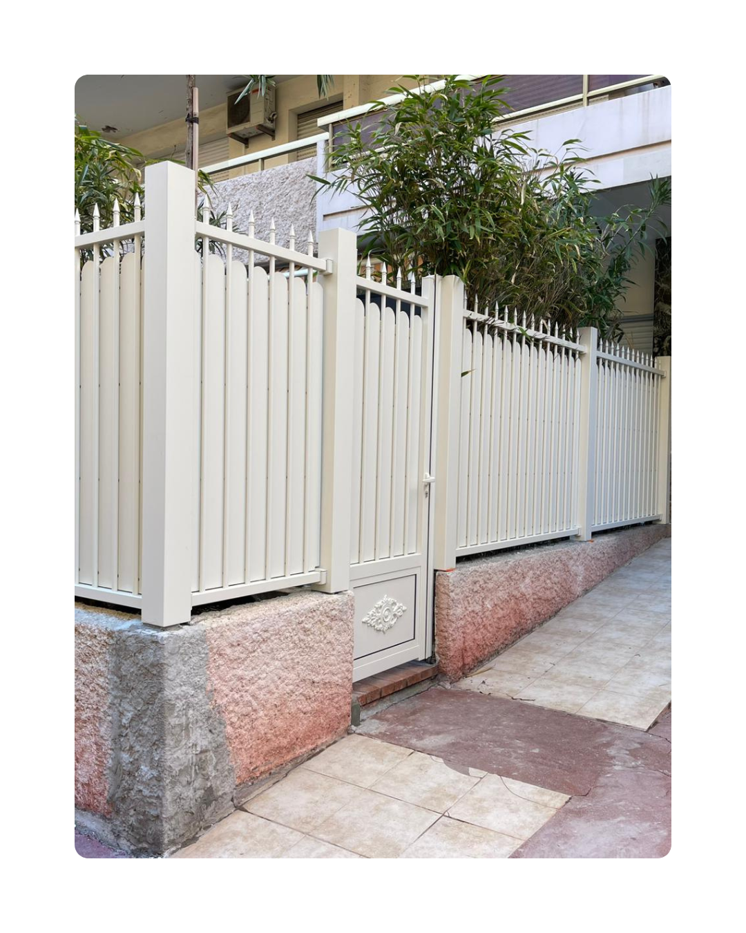 Clôture aluminium barreaudée blanc cassé avec portillon décoratif posée sur muret en granit