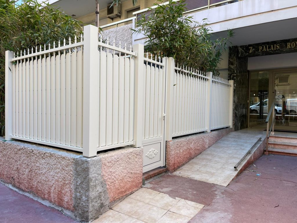 Pose clôture aluminium barreaudée avec portillon sur mesure, entreprise spécialisée en menuiserie extérieure