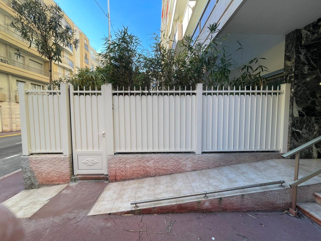 Clôture aluminium barreaudée blanc cassé avec portillon décoratif sur muret en granit — réalisation sur mesure