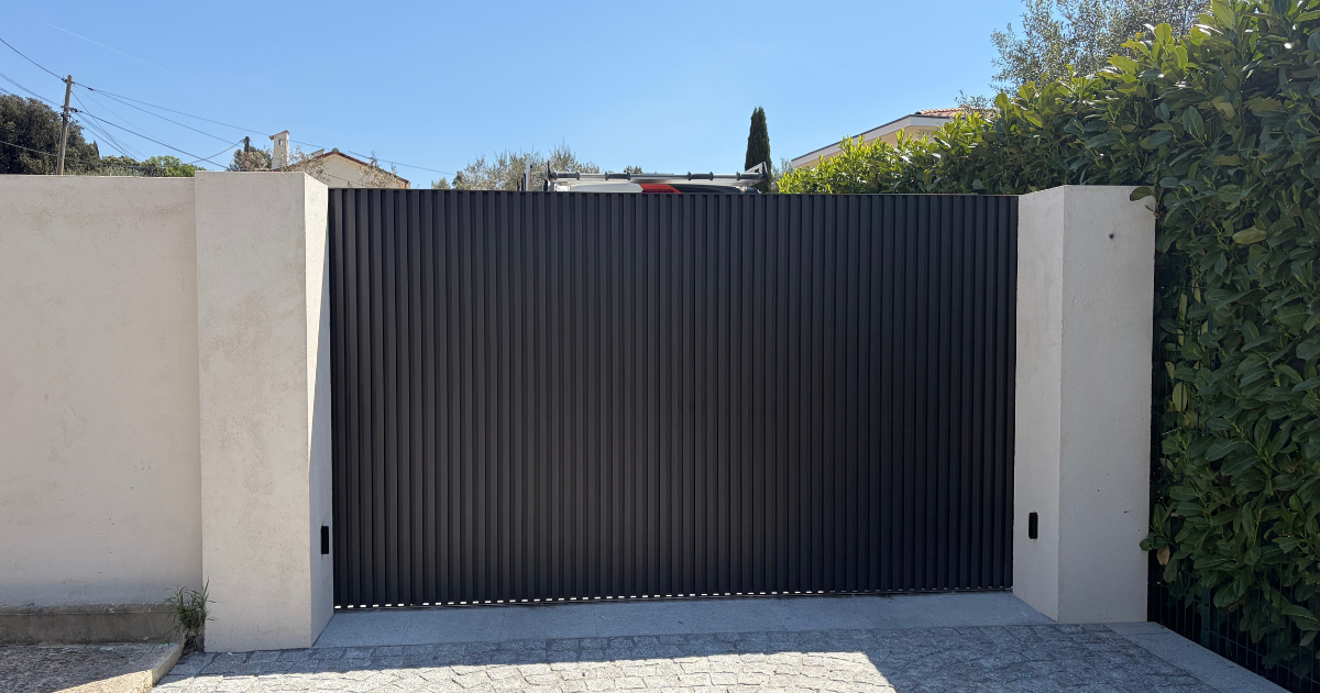 Portail coulissant aluminium à Grasse : le détail d&rsquo;une installation complète par Azur Domotic