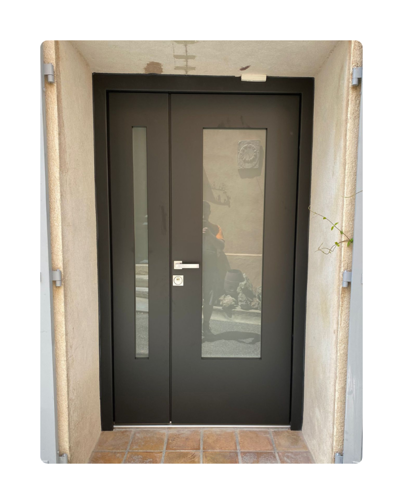 Porte d'entrée double vantaux anthracite avec vitrages intégrés posée dans une maison individuelle