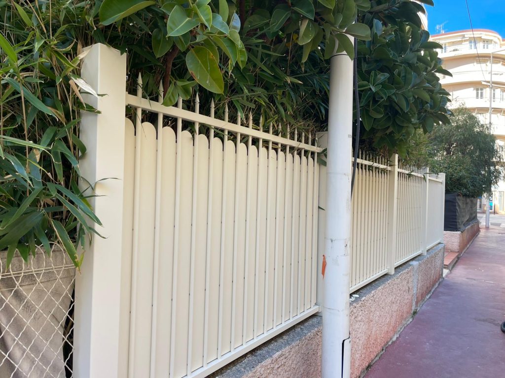 Installation d'une clôture aluminium à pointes de lance avec portillon ornemental par un professionnel de la menuiserie