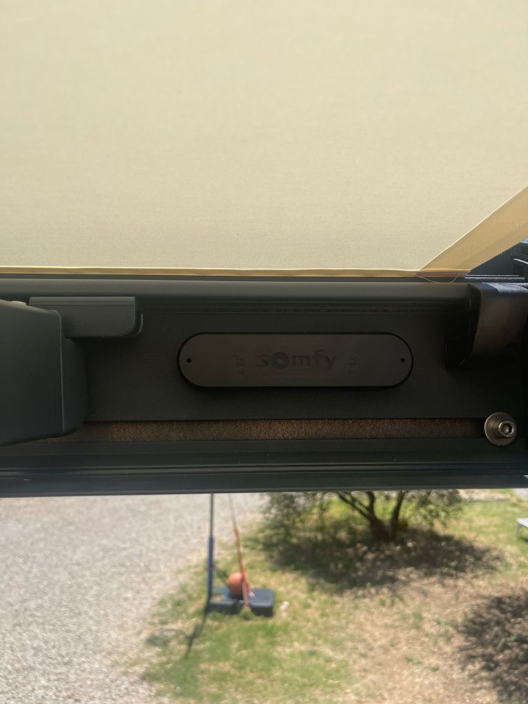 Capteur de vent SOMFY intégré au store banne pour rétraction automatique si forte rafale de vent.