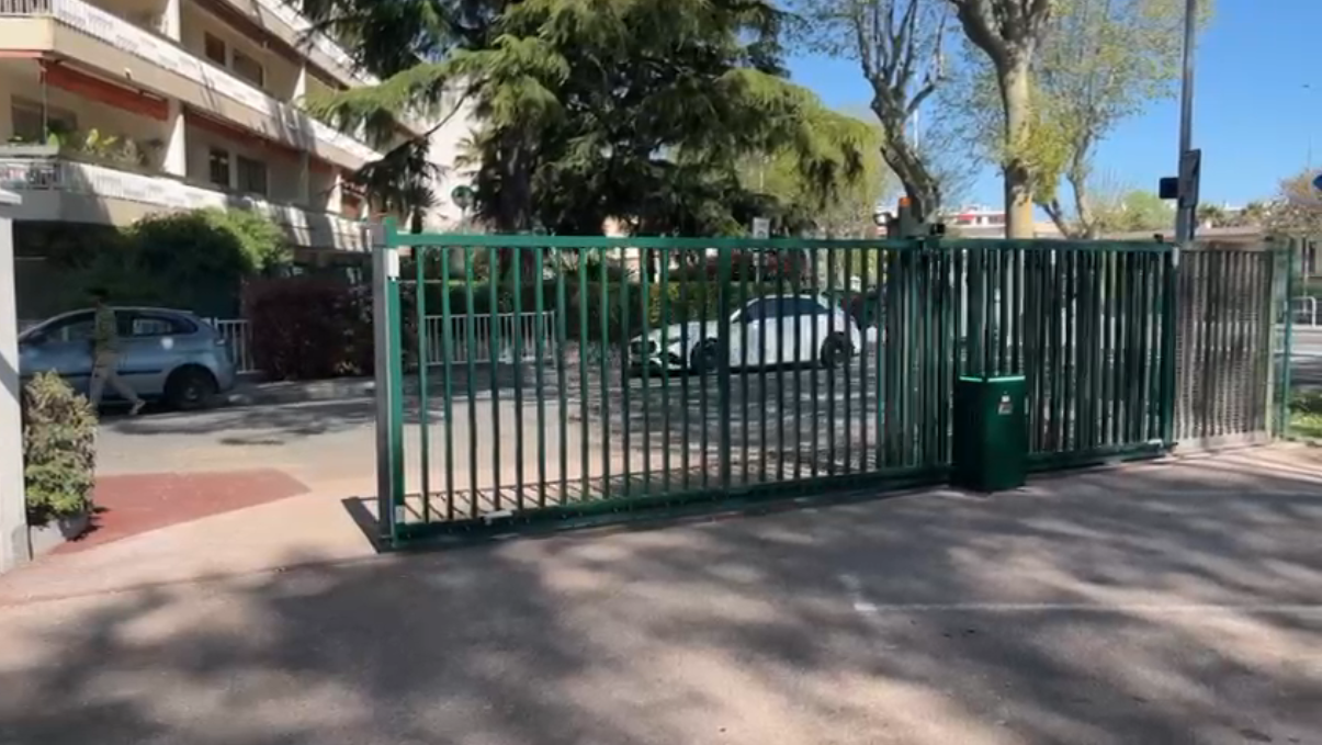 Remplacement d'un portail existant par un portail barreaudé automatique et motorisé FERPLAY