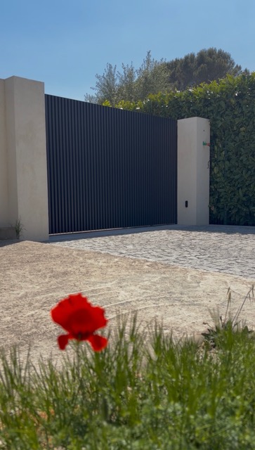 Portail coulissant aluminium anthracite fermé sur entrée de villa à Grasse
