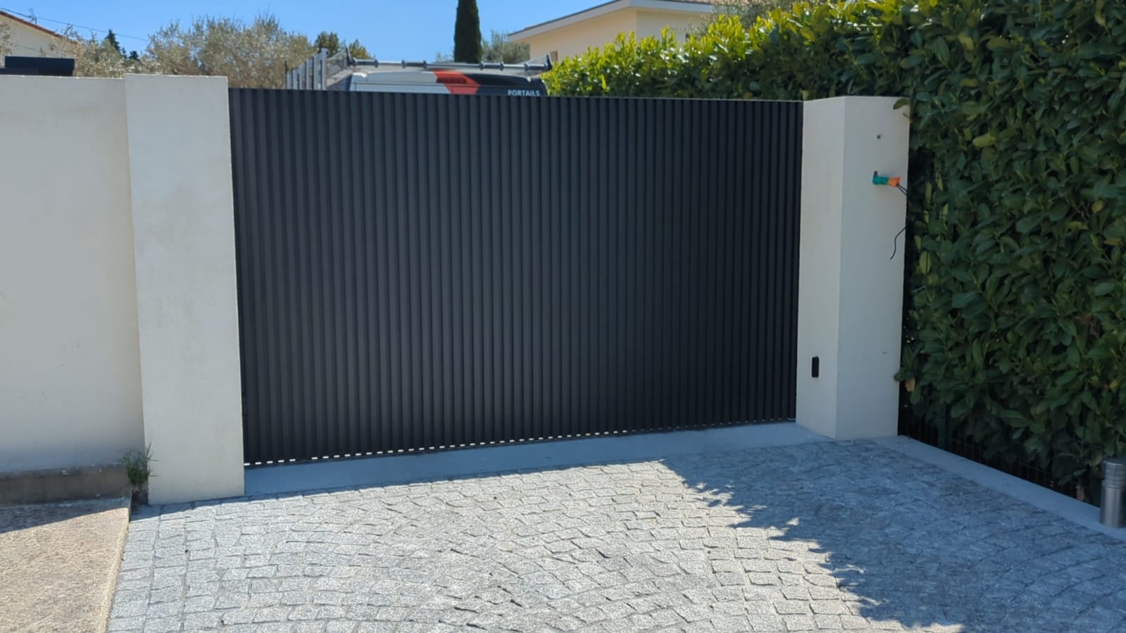 Portail coulissant aluminium lames verticales anthracite installé à Grasse